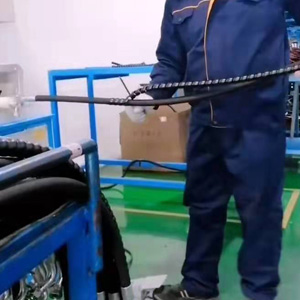 công nhân giỏi lắp ráp ống thủy lực tùy chỉnh trong nhà máy